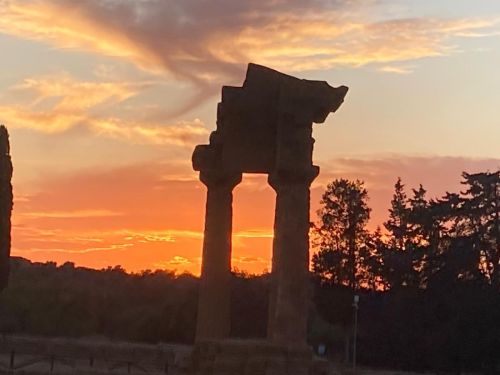 Coucher-de-soleil-dans-la-vallée-des-temples-près-d'Agrigente (1)